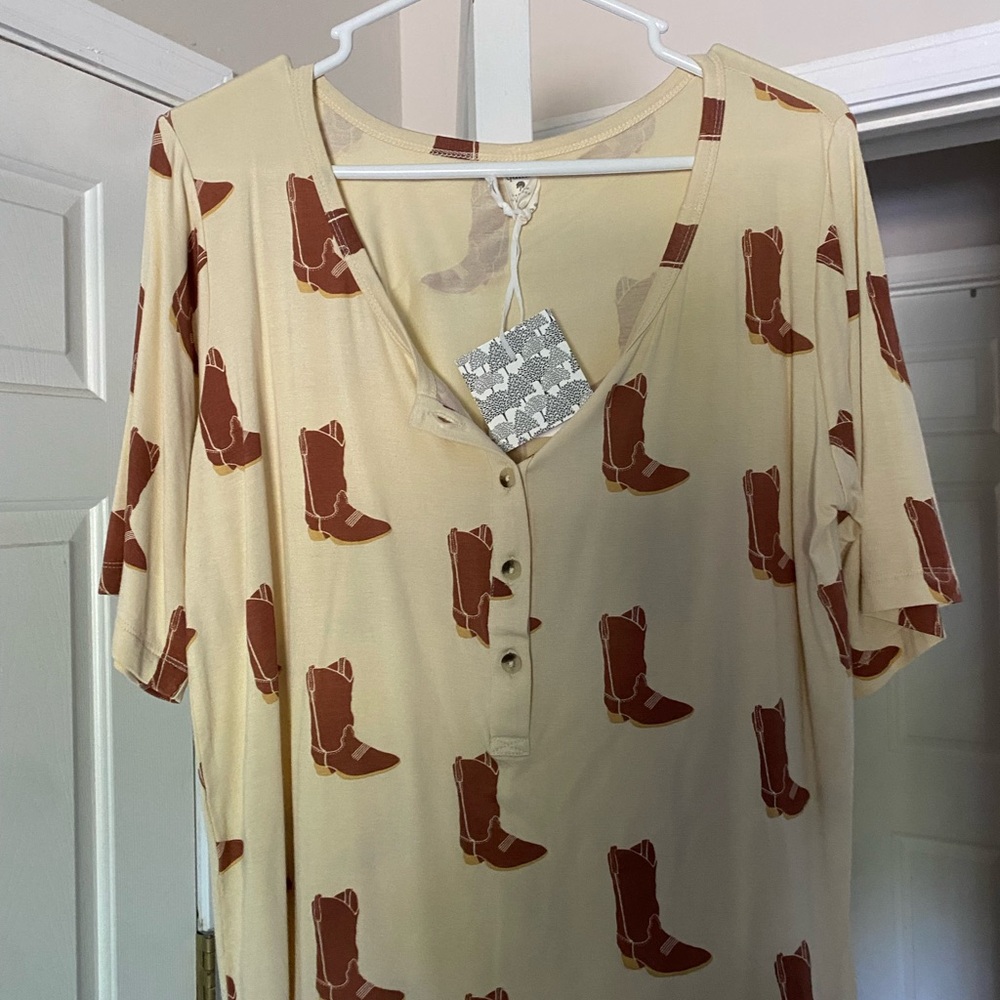 kate quinn Cream Short Sleeve Henley Top with Brown Cowboy Boot Print